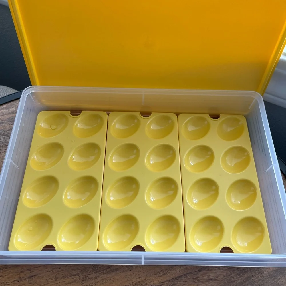 Tupperware storage container - Picture 2 of 6